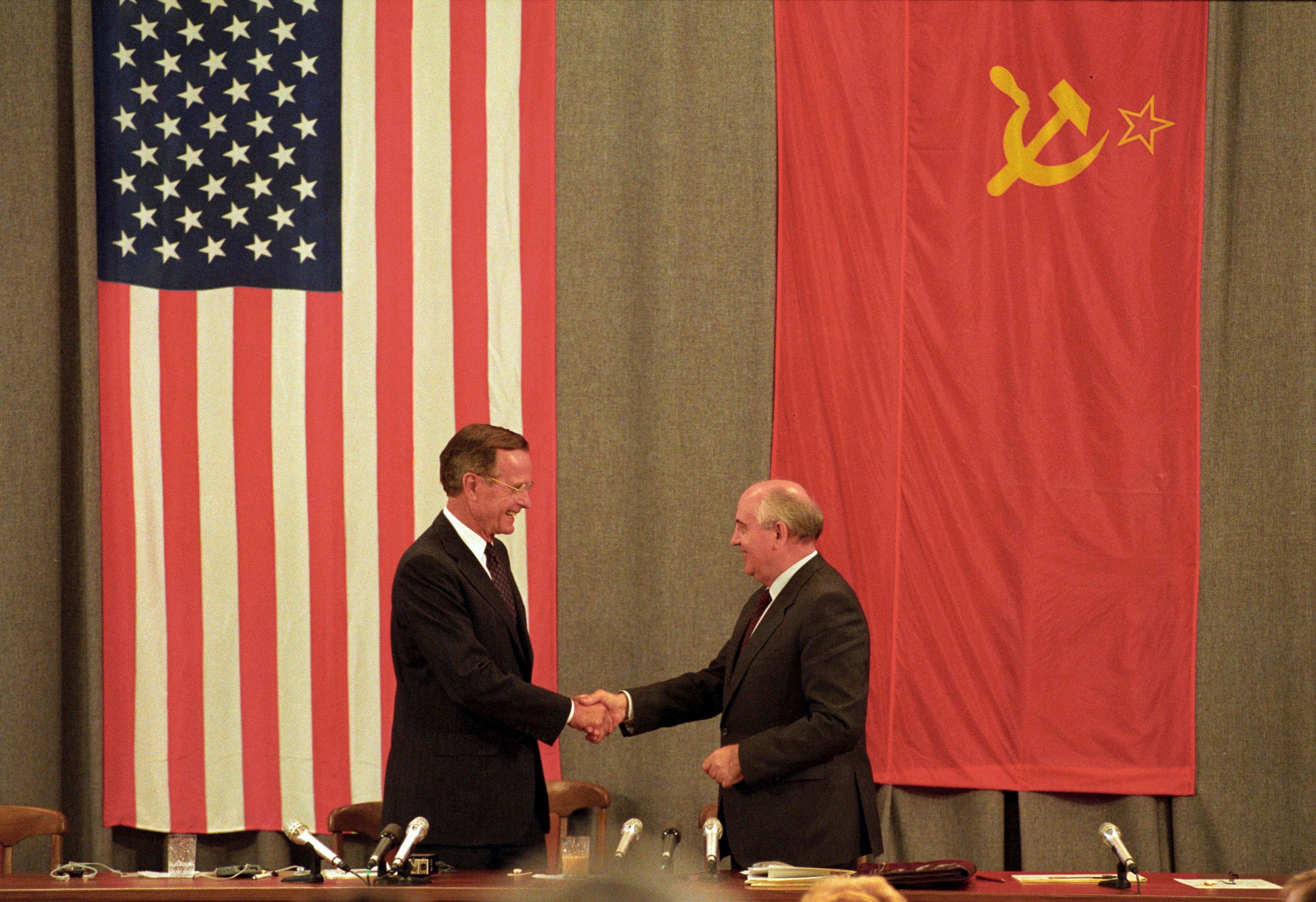 Why does the cold war end: main illustration