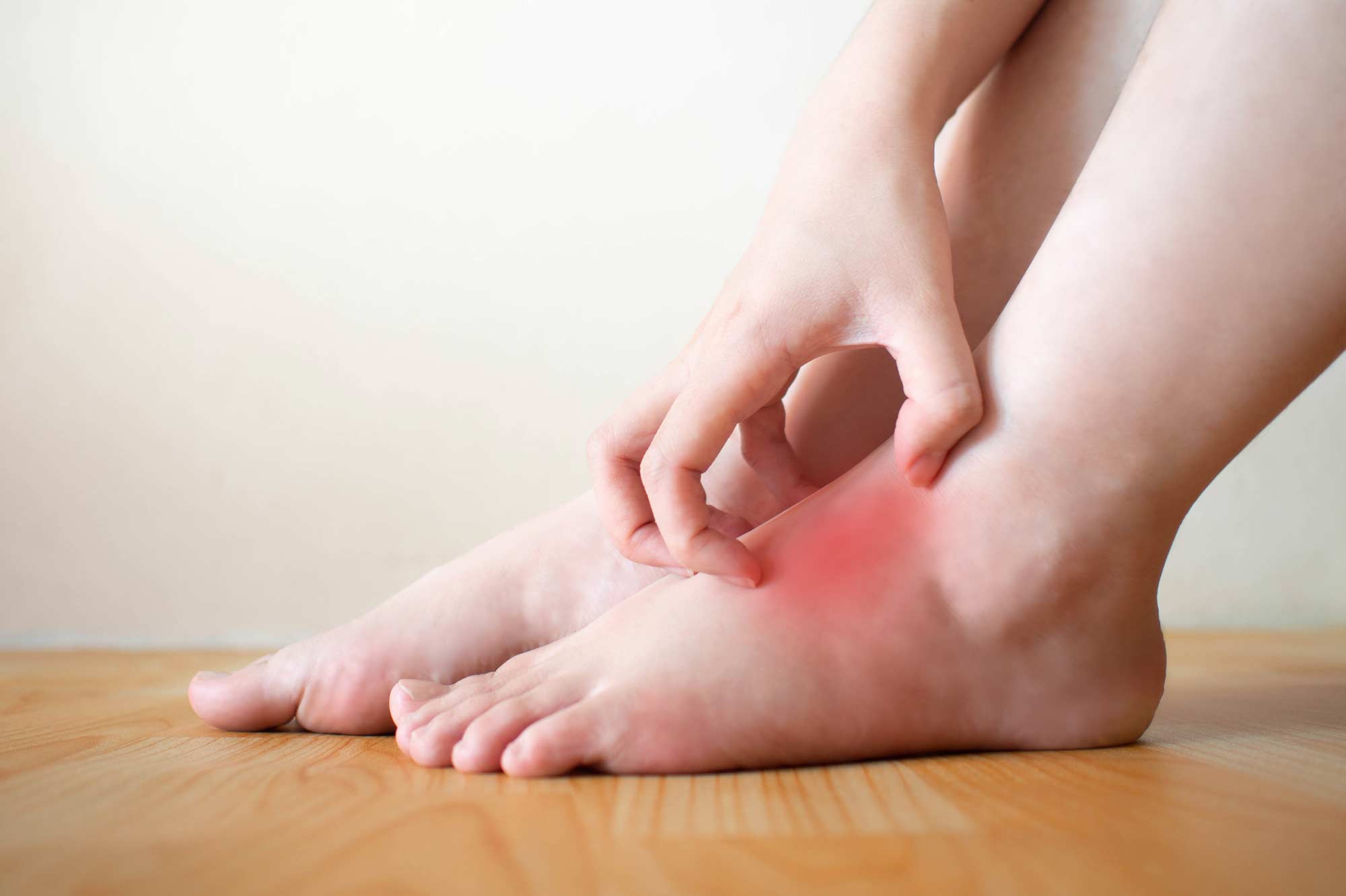Why does my feet itch on top: main illustration