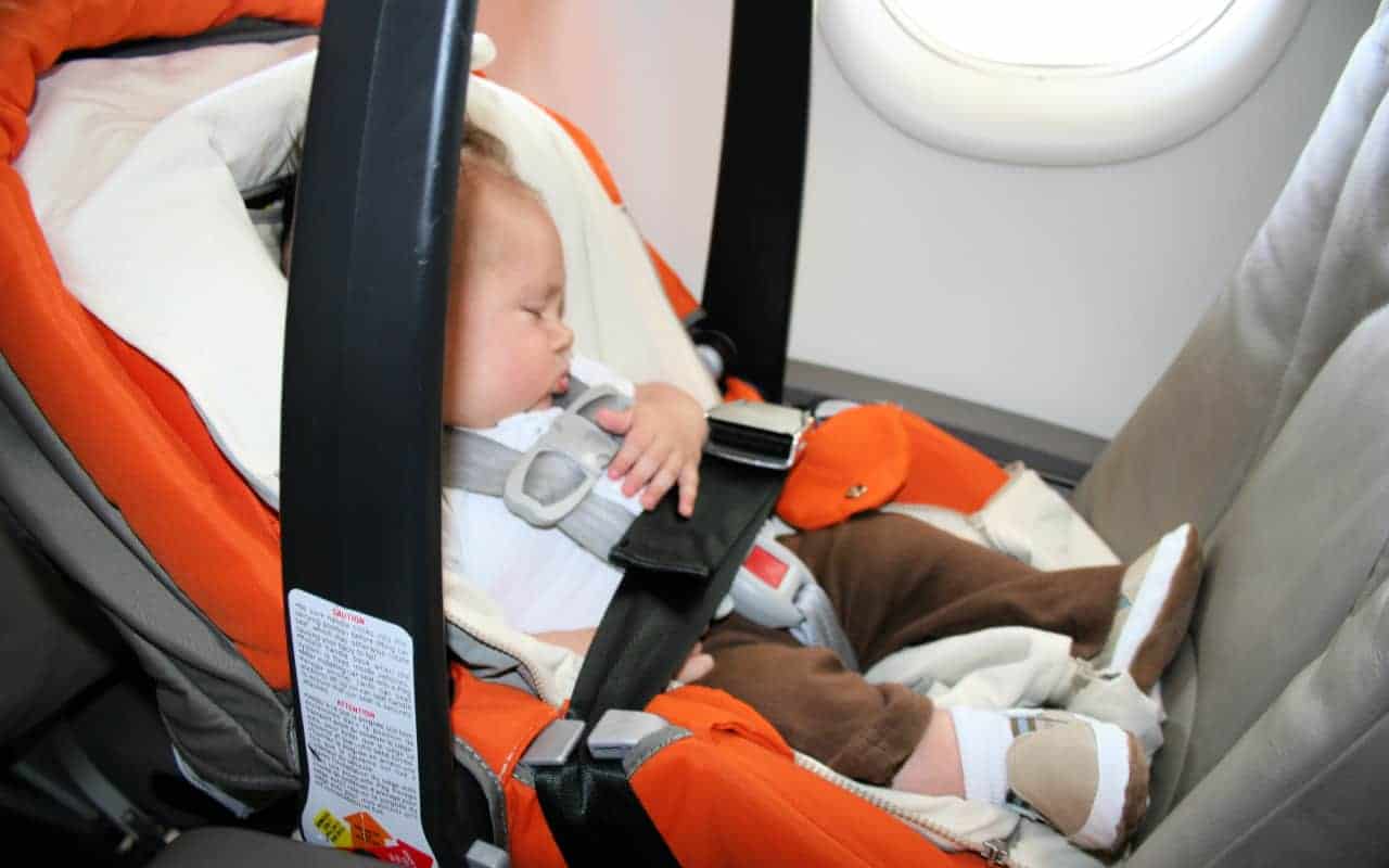 When is it safe to fly with a newborn: example and key details