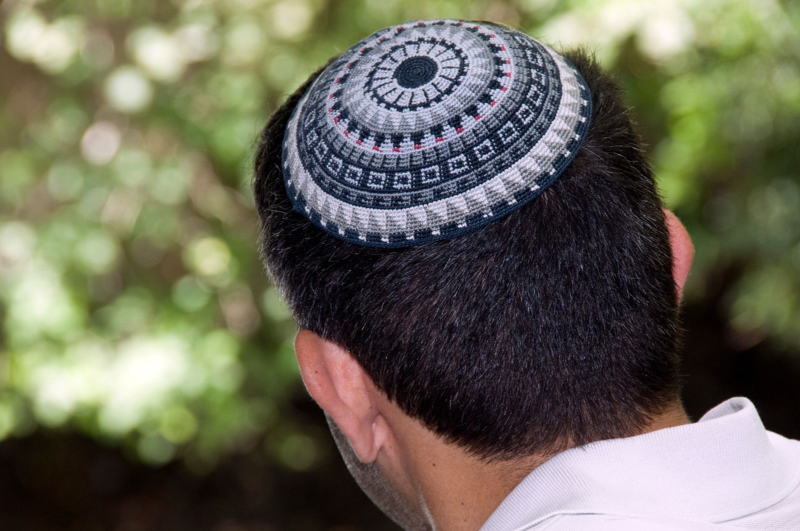 Why do jews wear caps: visual explanation