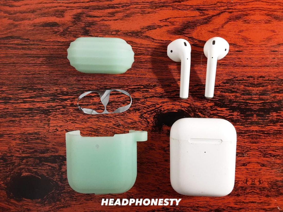 Why does one airpod not charge: visual explanation