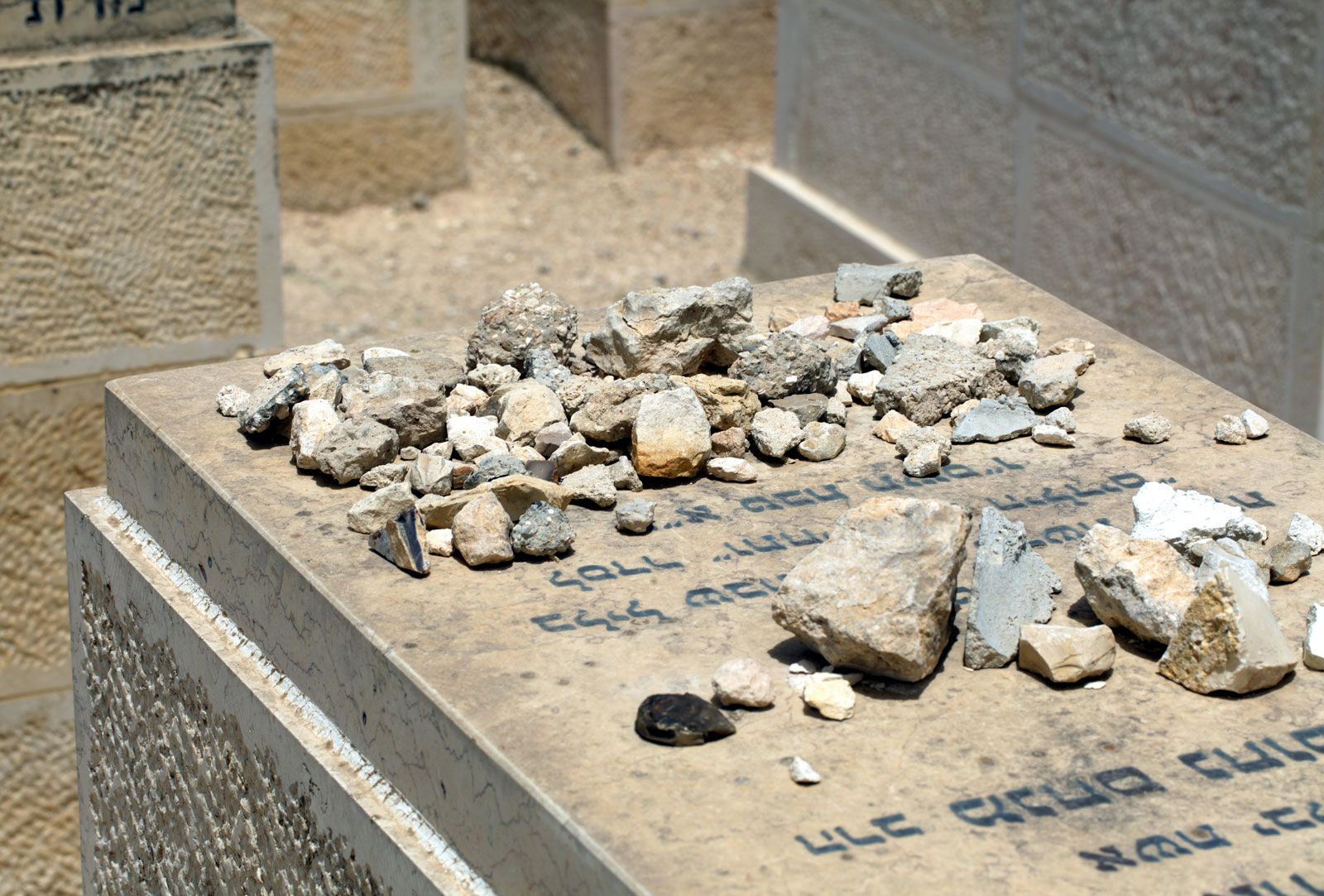 Why do jews leave stones on graves: main illustration