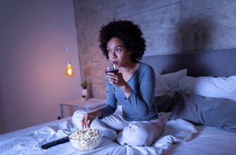TheWell_late-night-eating_GettyImages-1162765822