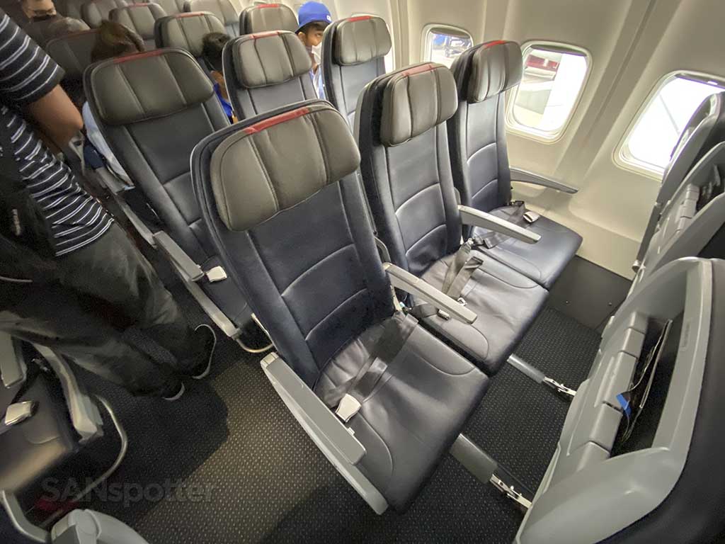 Which is better united or american airlines: visual explanation