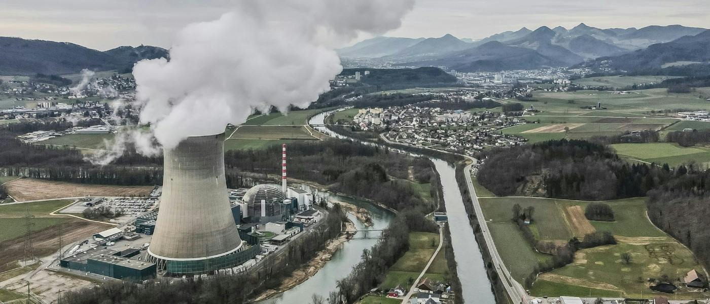 Is it safe to live near a nuclear power plant: main illustration