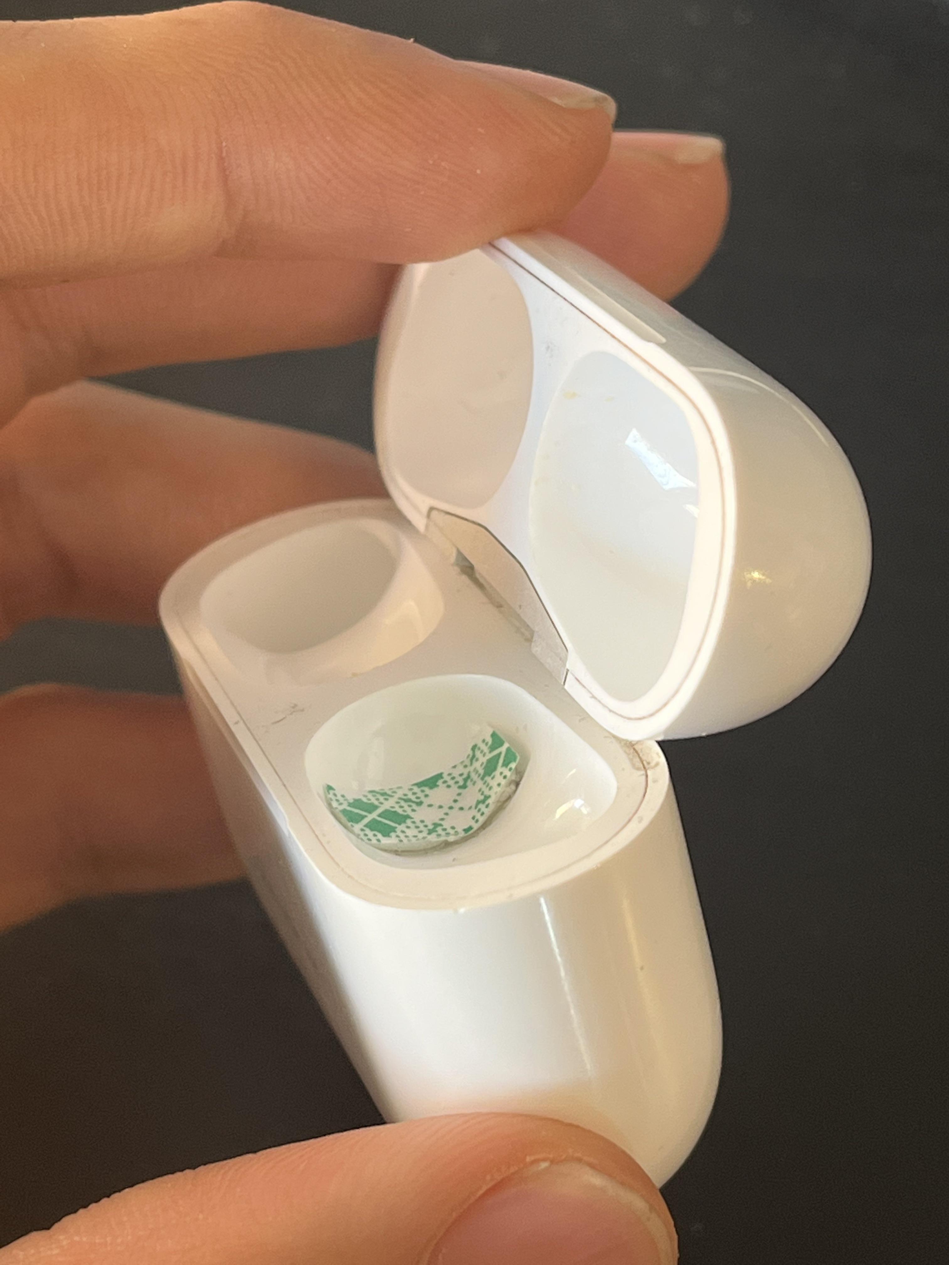 Why does one airpod not charge: main illustration