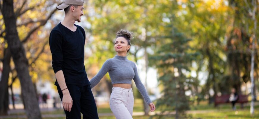 iStock-1353417830-really-tall-man-and-short-woman-walk-hand-in-hand