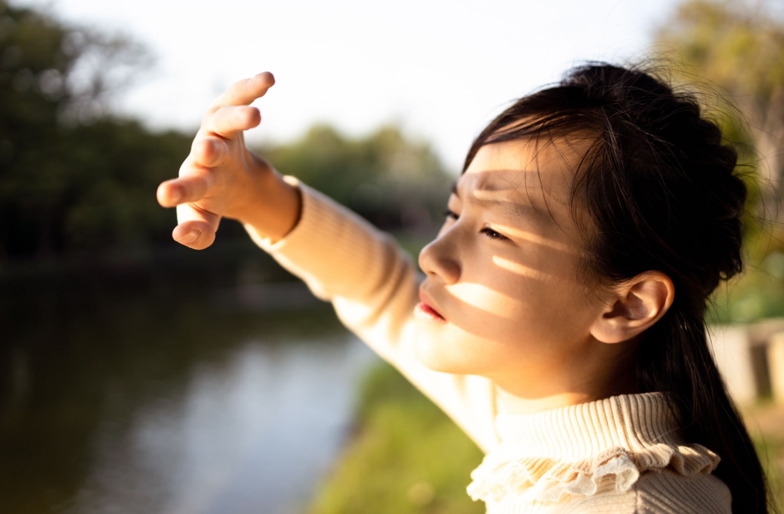 What causes light sensitivity to eyes: example and key details