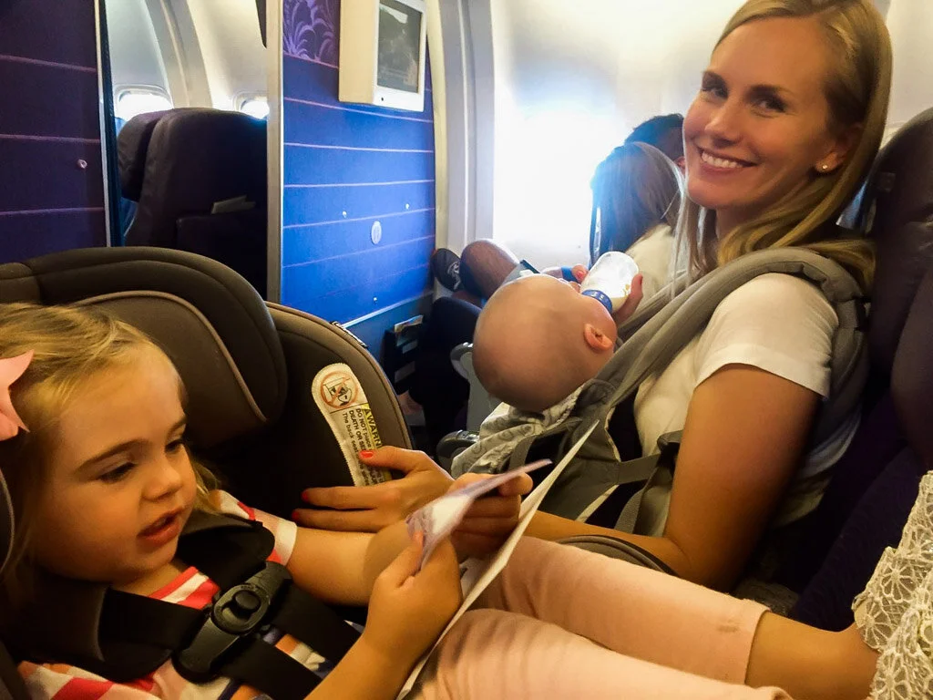 When is it safe to fly with a newborn: main illustration