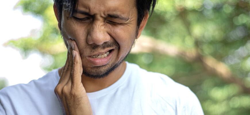 man_with_tooth_pain_2164382505