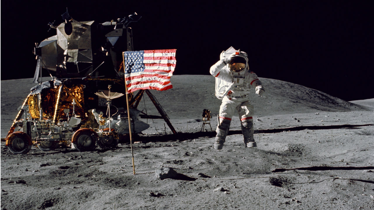 Why do people think the moon landing is fake: example and key details